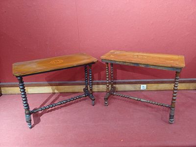 deux tables placées l'une à côté de l'autre sur le sol