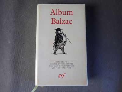 une image représentant un livre sur lequel figure l'illustration d'un homme portant un haut-de-forme