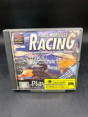 une image représentant un boîtier de jeu vidéo sur lequel figure un jeu de course
