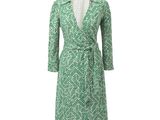 une robe verte et blanche avec un col blanc