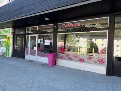 une devanture de magasin sur laquelle est accrochée une enseigne