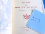un livre ouvert sur lequel est collé un autocollant bleu