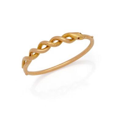 une bague en or au motif torsadé