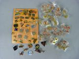 tout un tas de punaises et d'aimants posés sur la table