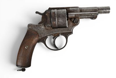gros plan d'un revolver sur fond blanc