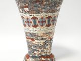 un vase orné d'un motif en mosaïque sur un fond blanc