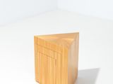une petite boîte en bois avec un couvercle sur une surface blanche