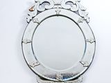 un miroir accroché au mur de la pièce