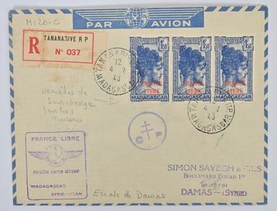 une vieille enveloppe sur laquelle sont apposés des timbres, posée sur une surface blanche