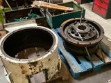 Il y a de nombreux types de machines différentes dans cette pièce.