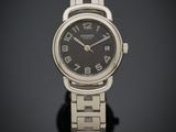 une image d'un gros plan d'une montre-bracelet sur une surface noire
