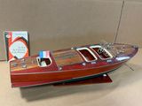 une maquette de bateau en bois exposée sur une table