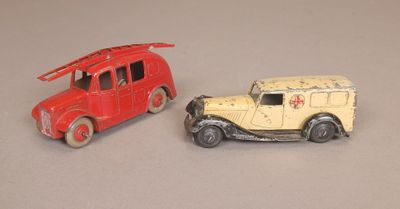 deux voitures jouets assises l'une à côté de l'autre sur une table