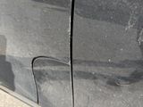 une voiture noire qui a un trou sur le côté