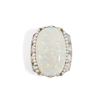 une bague en oplite et diamants, par van cleef
