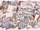 une pile de vieilles photos posée sur une table
