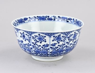 bol en porcelaine bleue et blanche orné d'un motif floral sur le bord