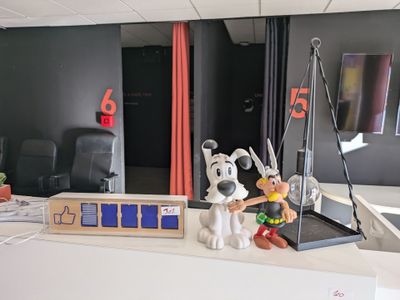 figurine de Mickey Mouse posée sur un bureau dans un environnement de travail