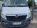 La camionnette blanche est garée sur le parking, à côté d'une autre camionnette blanche.