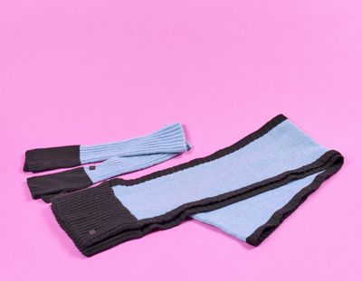 deux paires de chaussettes bleues et noires sur fond rose