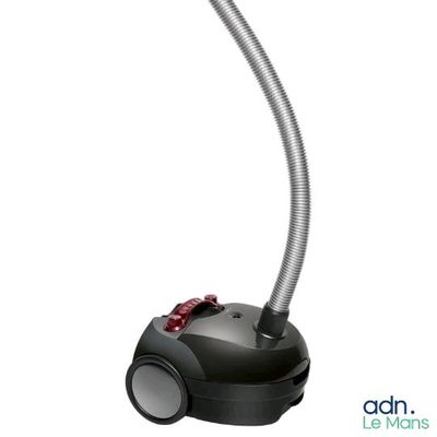 une image représentant un aspirateur muni d'un tuyau, sur fond blanc