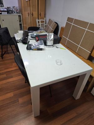 une table blanche avec une chaise noire au milieu