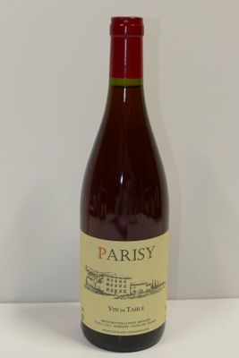 une bouteille de vin posée sur une table