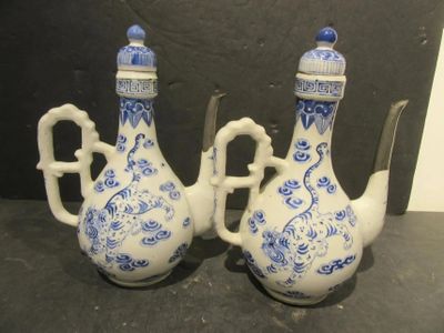 deux vases bleus et blancs placés l'un à côté de l'autre