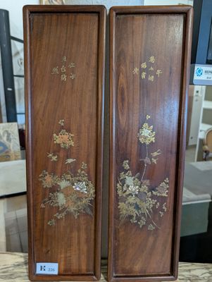 deux boîtes en bois ornées de fleurs, posées sur une table