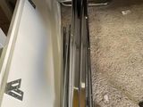 une paire de skis posée par terre