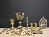 beaucoup d'objets en laiton sur la table
