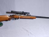 le fusil est posé sur la table, à côté du chapeau
