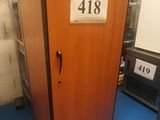 une armoire en bois portant un numéro, dans une pièce