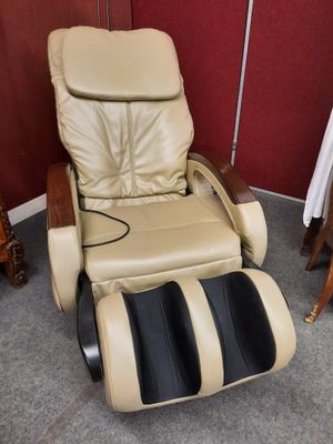une photo d'un fauteuil de massage dans une pièce aux murs rouges