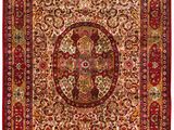un tapis rouge et or orné d'un motif en médaillon