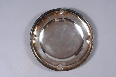 un plateau d'argent sur une table blanche avec un fond blanc