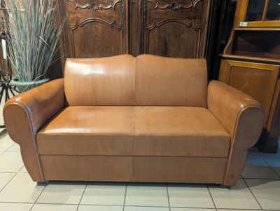 un canapé en cuir marron qui se trouve dans une pièce