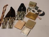 un grand nombre d'objets posés sur une table