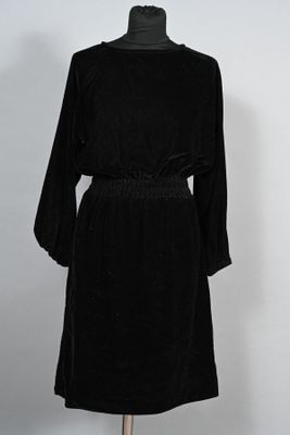SOEUR. Robe courte en velours noir, encolure ronde, manches …