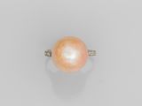 une bague avec une perle orange et des diamants