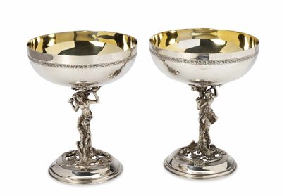 paire de gobelets plaqués argent ornés d'anges sur des socles