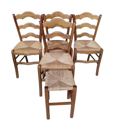 quatre chaises en bois et un tabouret sont alignés