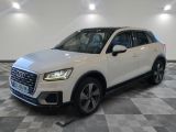 Le SUV Audi blanc est garé dans une grande pièce