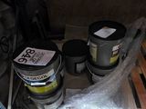 un pot de peinture posé sur une palette dans un magasin