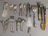 beaucoup de cuillères et de fourchettes sur la table
