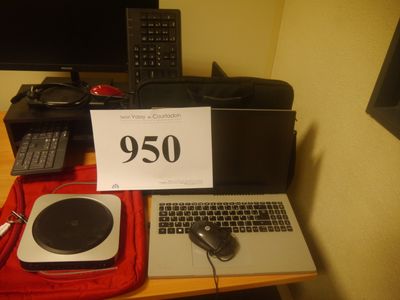 un ordinateur portable posé sur un bureau, avec une étiquette indiquant son prix
