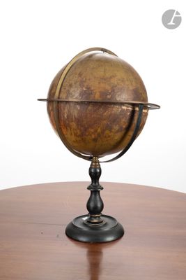 un petit globe posé sur une table en bois
