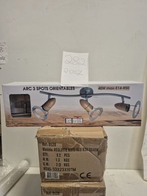 une boîte sur laquelle sont posées une paire de lunettes