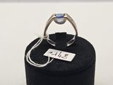 un gros plan d'une bague sur laquelle est accrochée une étiquette avec un nom