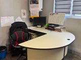 un bureau sur lequel se trouve un sac à dos